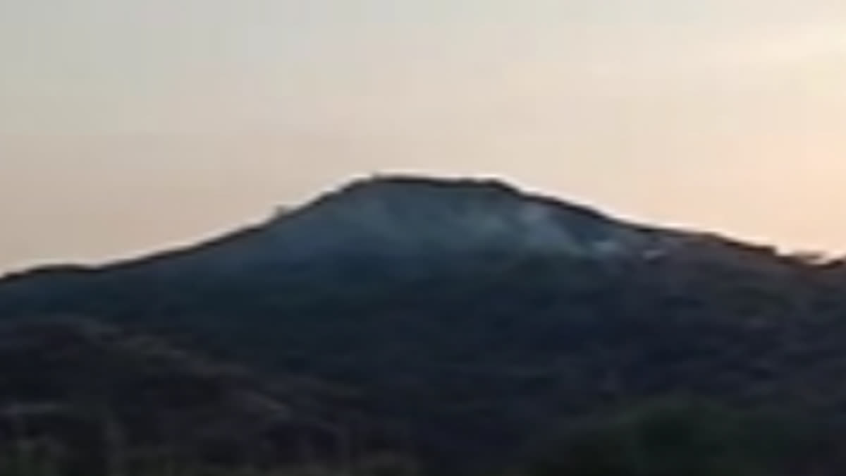 A massive fire broke out in the mountains of Khairthal, difficult to control.