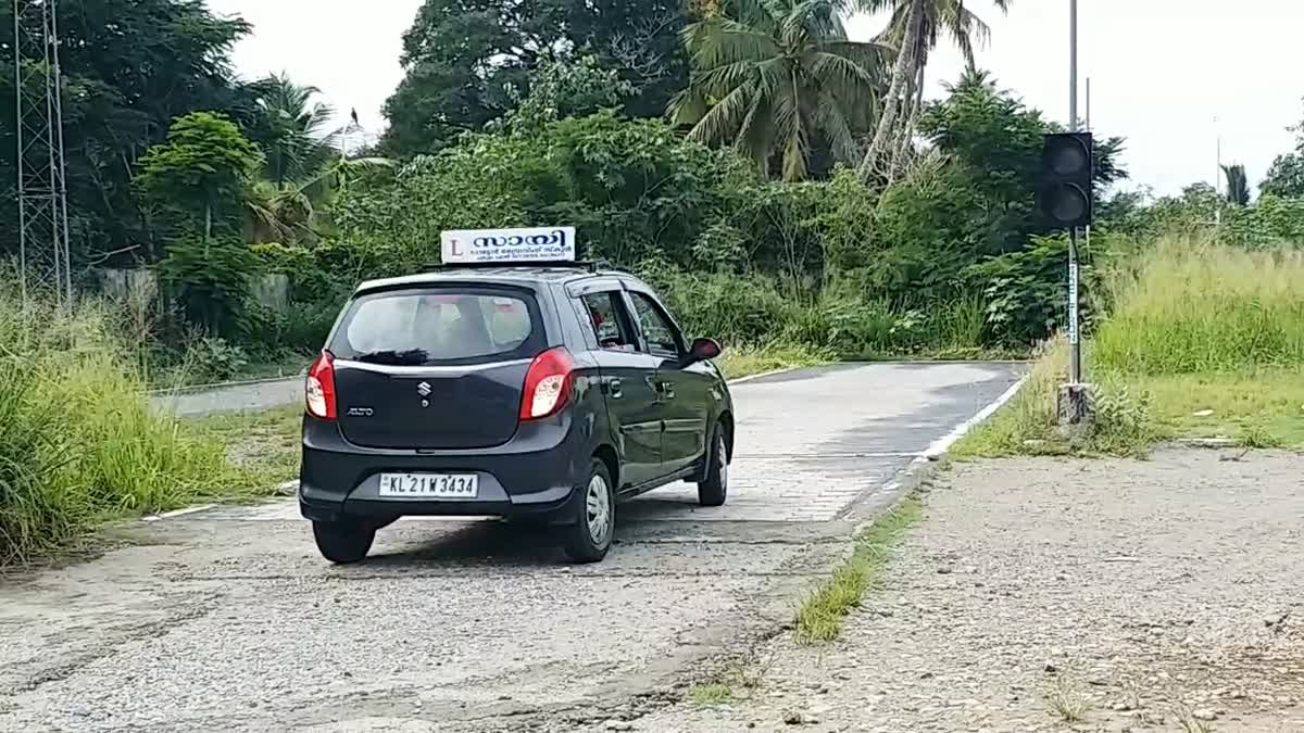 DRIVING LICENSE TEST RESTARTED  DRIVING SCHOOL OWNERS STRIKE  ഡ്രൈവിങ് ടെസ്റ്റ് പരിഷ്ക്കരണം  ഡ്രൈവിങ് ടെസ്റ്റുകൾ പുനരാംരംഭിച്ചു