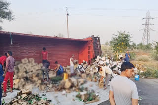 Beer truck overturned in Fatehabad