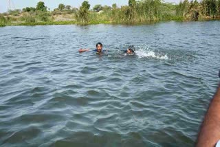 મોરબીની મચ્છુ નદીમાં ન્હાવા ગયેલા બે સગીર અને એક યુવાન ડૂબ્યા
