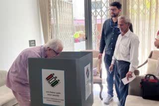 दिल्ली में घर पर बुजुर्गों, दिव्यांगों से लिया जा रहा मतदान