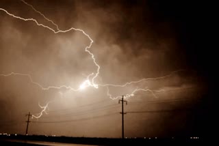 LIGHTNING STRIKES IN MALDA  WEST BENGAL LIGHTNING  മാള്‍ടയില്‍ ഇടിമിന്നല്‍  പശ്ചിമ ബംഗാള്‍ ഇടിമിന്നല്‍