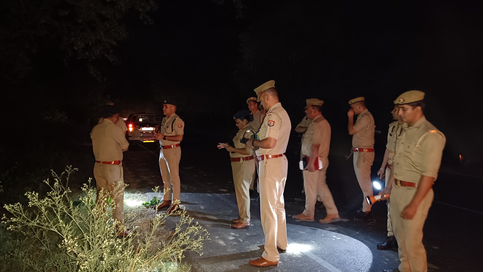 घटनास्थल की जांच करती पुलिस.