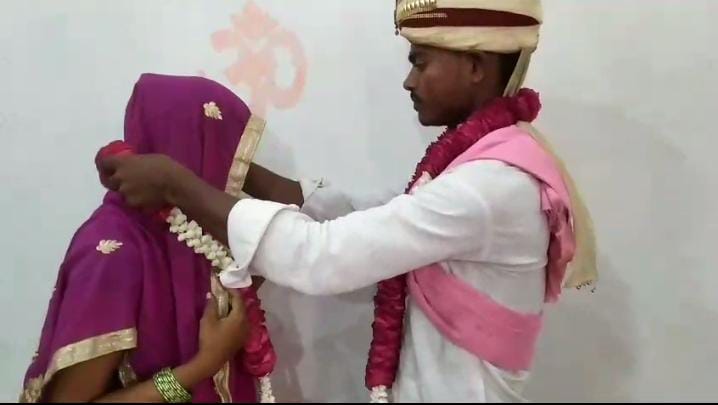हिंदू रीति-रिवाज से हुई शादी.