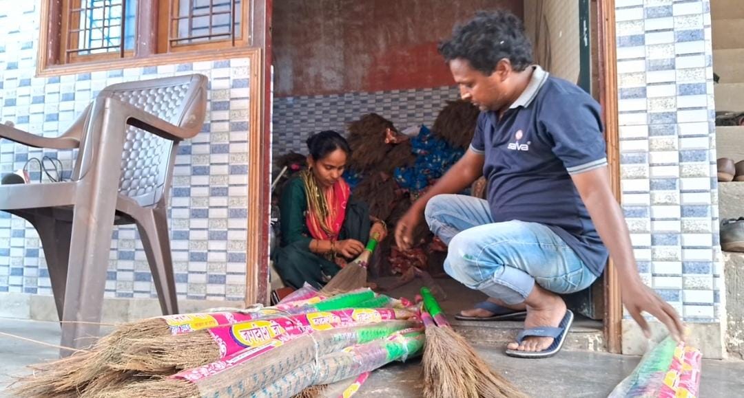 गांव में झाड़ू तैयार करतीं सोनिका.