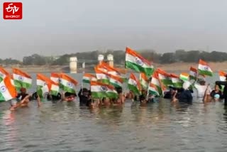संगम के पवित्र जल में निकाली गई तिरंगा यात्रा.