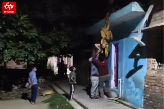 पत्नी को छत से उल्टा लटकाया.