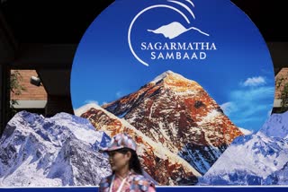 சாகர்மாதா சம்பாத் (மவுண்ட் எவரெஸ்ட் உரையாடல்) என்ற சுற்றுச்சூழல் மாநாட்டின் தொடக்க விழாவில், பிரதிநிதிகளை வரவேற்க காத்திருக்கும் தன்னார்வலர்