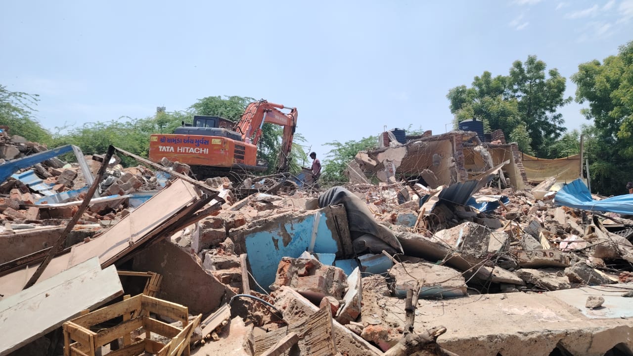 અમદાવાદમાં ડિમોલિશનની કામગીરી