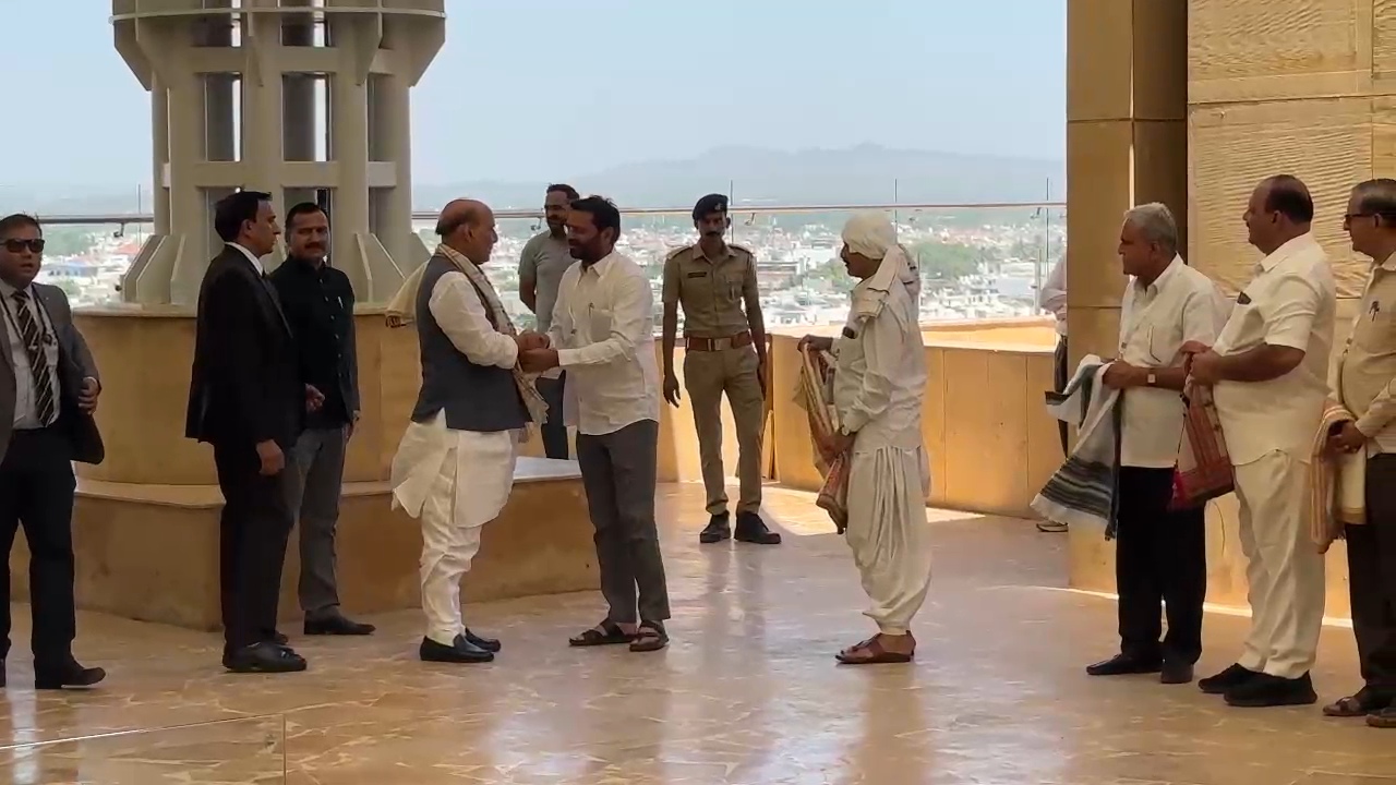 રક્ષામંત્રી કચ્છના પ્રવાસે