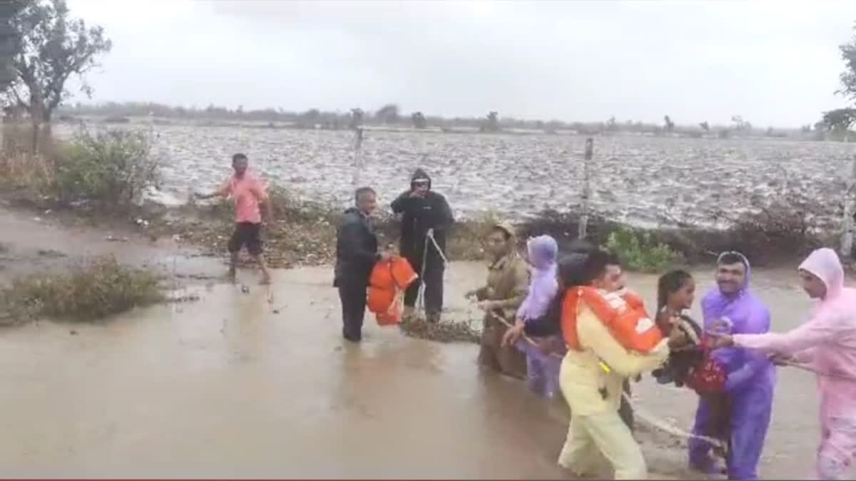 cyclone-biparjoy-landfall-impact-mandvi-police-rescued-16-people-trapped-in-waist-deep-water-in-wadi-area-of-durgapur