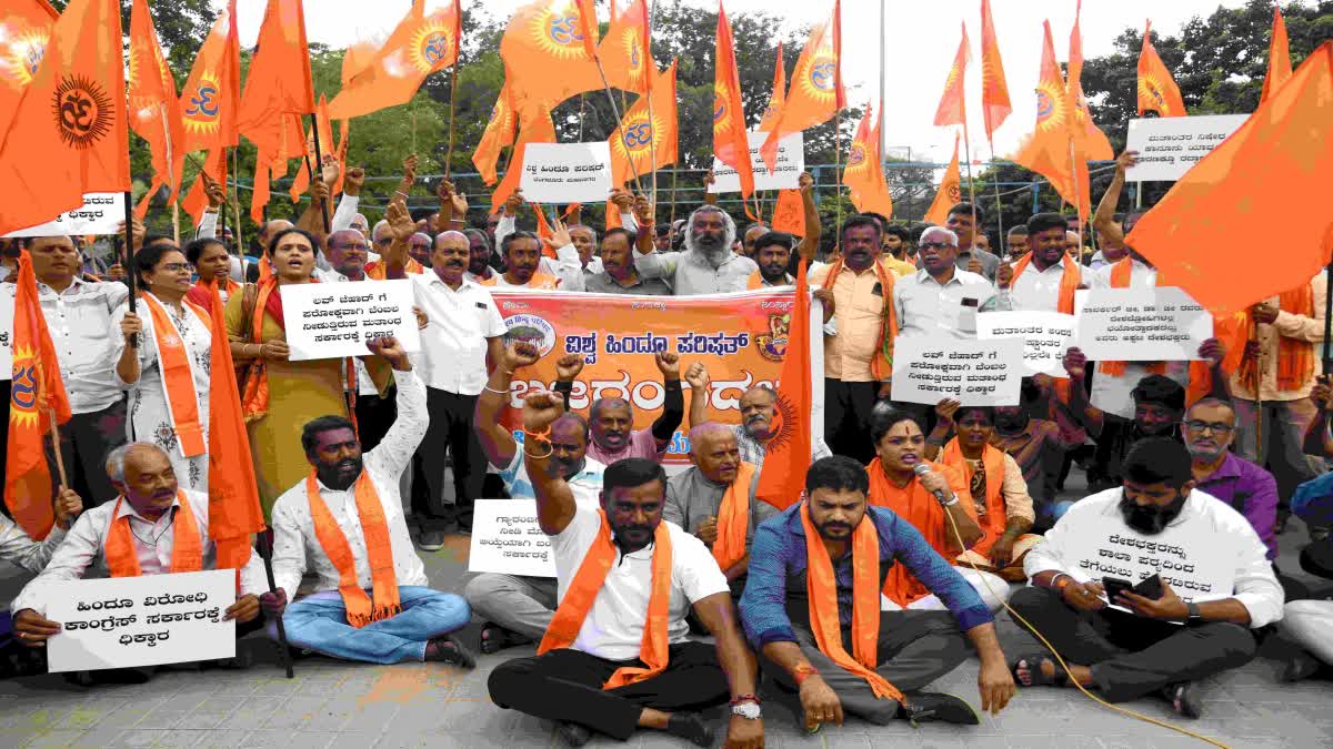 Vishva Hindu Parishad, Bajrang Dal activists protest