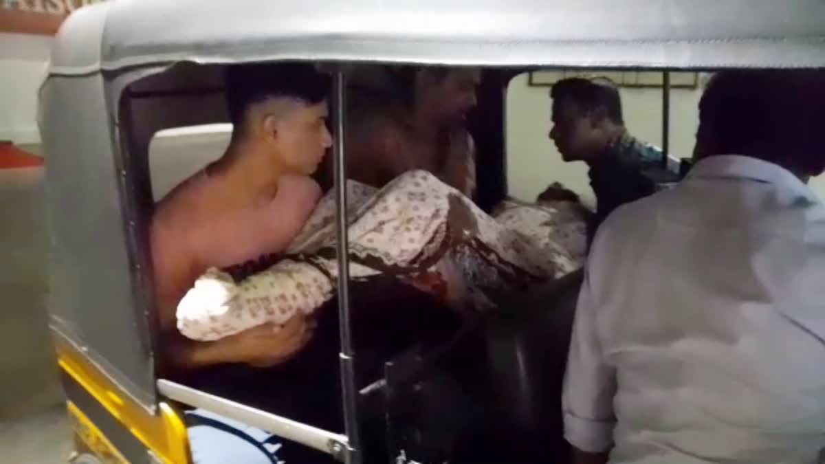 dead body carries into hospital  dead body carries into hospital by Auto rikshaw  Auto rikshaw  Pune  Ambulance issue  Ambulance  ആംബുലന്‍സിനായി വിളിച്ചപ്പോള്‍  ഡ്രൈവറില്ലെന്ന് മറുപടി  95 കാരിയുടെ മൃതദേഹം ഓട്ടോറിക്ഷയിലെത്തിച്ച്  ബന്ധുക്കള്‍  മഹാരാഷ്‌ട്രയിലെ പൂനെ  പൂനെ  മൃതശരീരം ഓട്ടോറിക്ഷയില്‍  സര്‍ദാര്‍ വല്ലഭായ് പട്ടേല്‍  ആശുപത്രി