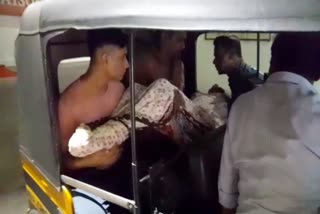 dead body carries into hospital  dead body carries into hospital by Auto rikshaw  Auto rikshaw  Pune  Ambulance issue  Ambulance  ആംബുലന്‍സിനായി വിളിച്ചപ്പോള്‍  ഡ്രൈവറില്ലെന്ന് മറുപടി  95 കാരിയുടെ മൃതദേഹം ഓട്ടോറിക്ഷയിലെത്തിച്ച്  ബന്ധുക്കള്‍  മഹാരാഷ്‌ട്രയിലെ പൂനെ  പൂനെ  മൃതശരീരം ഓട്ടോറിക്ഷയില്‍  സര്‍ദാര്‍ വല്ലഭായ് പട്ടേല്‍  ആശുപത്രി