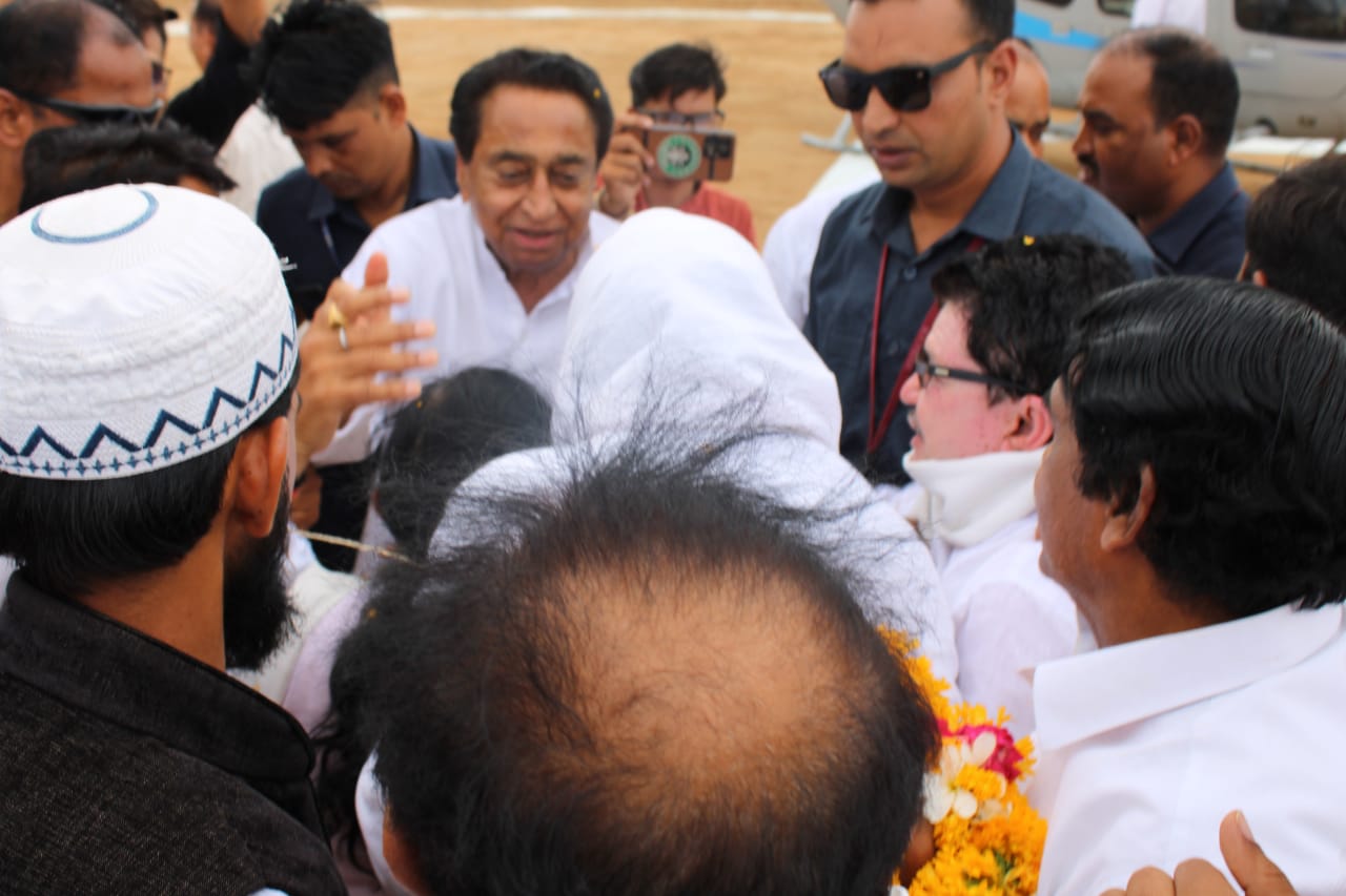 kamalnath in barwani get noorjahan mango gift