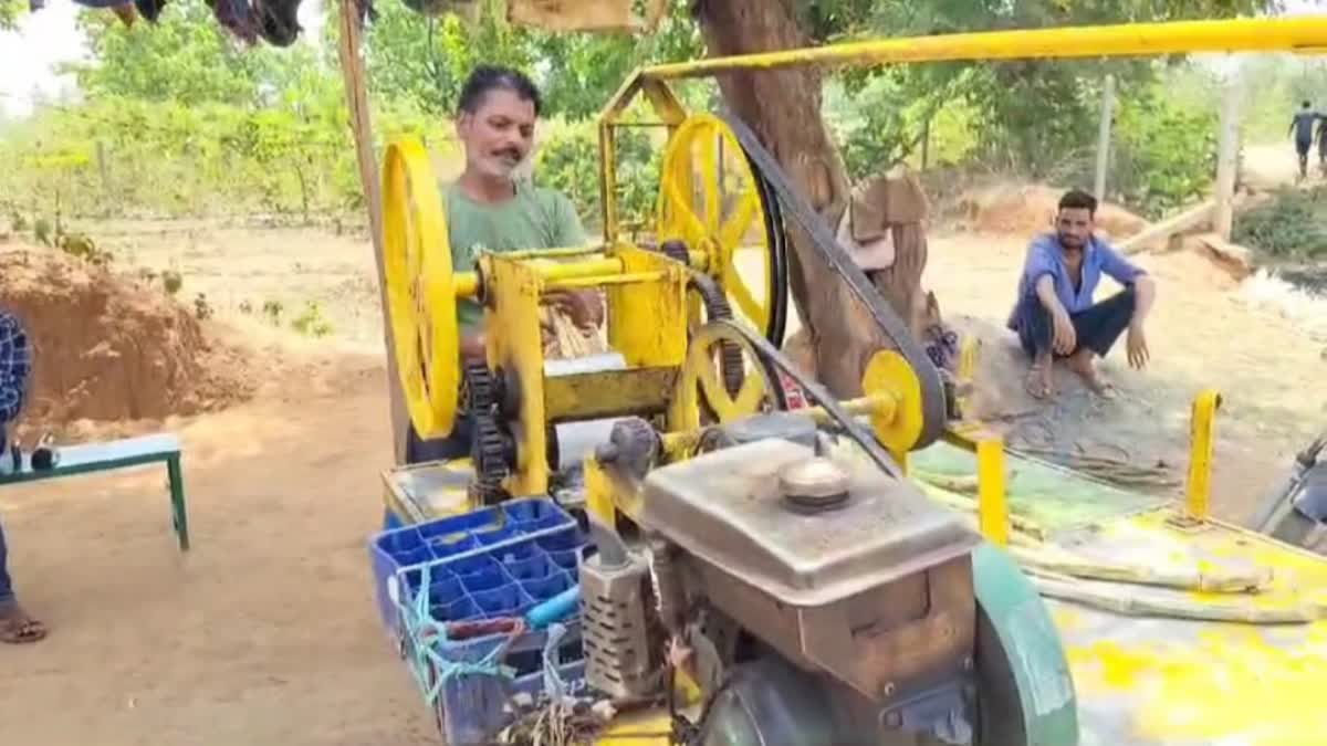 farmers-happy-by-selling-sugarcane-juice-in-summer-season