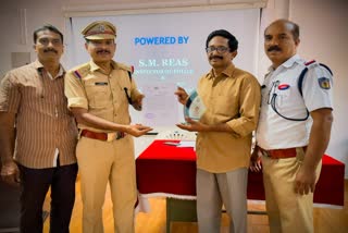 HONORED AUTO DRIVER FOR HIS HONESTY  AUTO DRIVER IN KOZHIKODE  ഓട്ടോ ഡ്രൈവർക്ക് പൊലീസിന്‍റെ ആദരം  കോഴിക്കോട് വാര്‍ത്തകള്‍