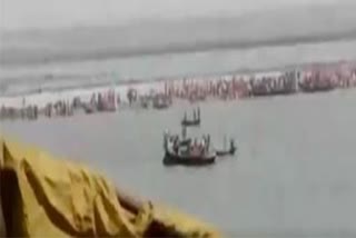 BIHAR NEWS  GANGA RIVER  BOAT CAPSIZES IN GANGA  ഗംഗയില്‍ ബോട്ട് അപകടം