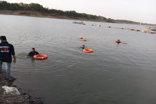 Etv BharatYOUNG MAN FELL INTO THE TAPI RIVER
