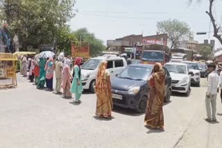 People suffering from water crisis blocked roads in Faridabad of Haryana