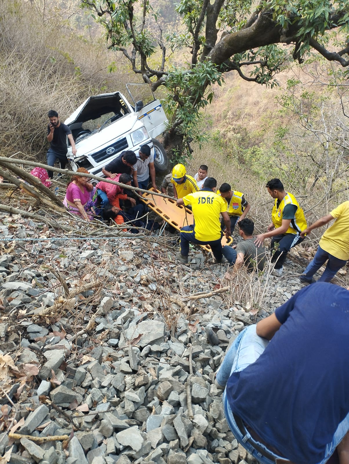 The injured were rescued by the police and SDRF