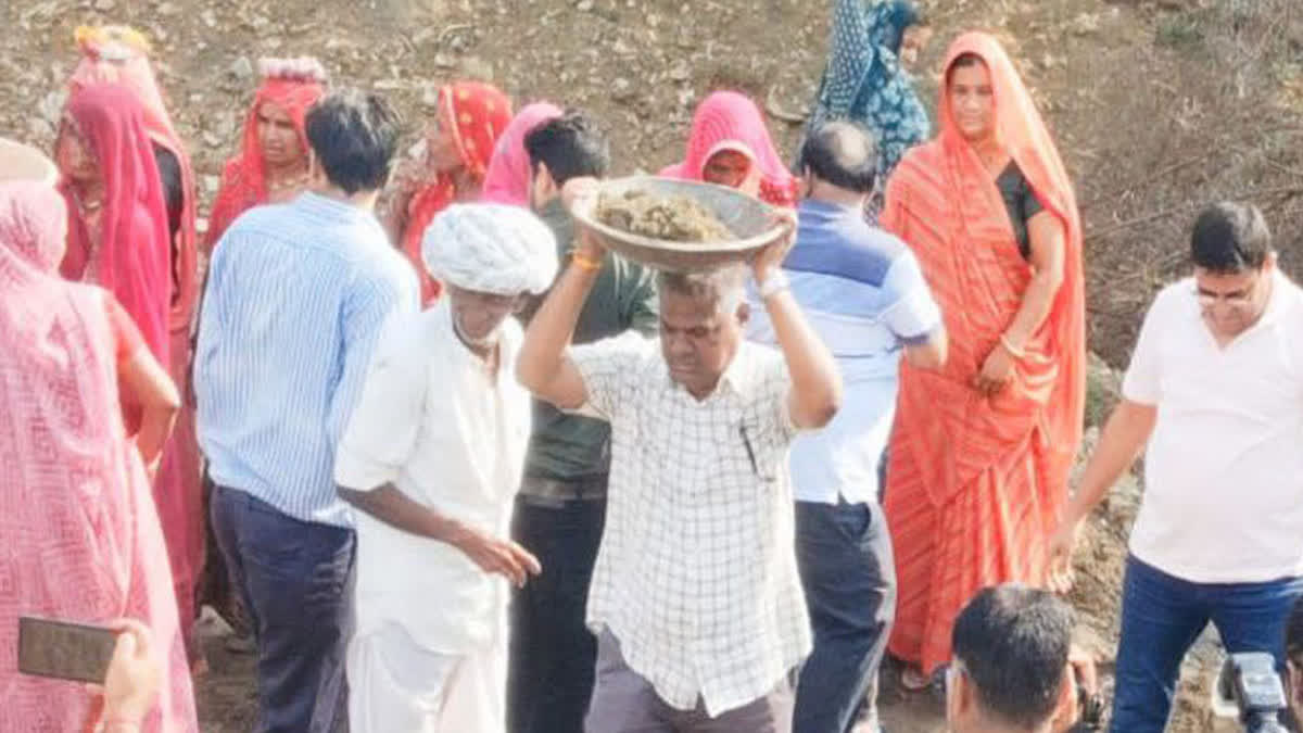 राजसमंद : कलेक्टर ने गेंती से की खुदाई, सीईओ ने उठाई तगारी