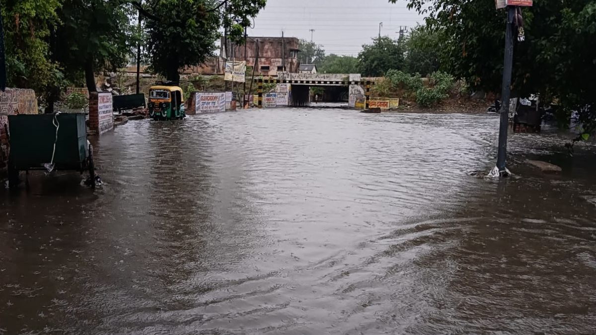 बरेली में भारी बारिश से जलभराव.