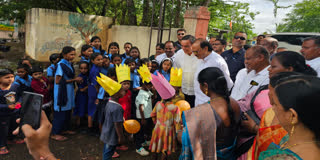 विद्यार्थ्यांच्या स्वागताला उपमुख्यमंत्री अजित पवार