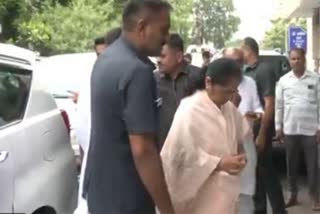 FAMILY RECEIVE BODY OF VIJAY RUPANI  VIJAY RUPANI  AHMEDABAD PLANE CRASH  AIR INDIA