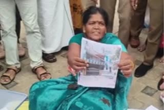 துணை முதலமைச்சரிடம் மனு கொடுக்க அனுமதிக்காததால் தர்ணாவில் ஈடுபட்ட ஷீலா