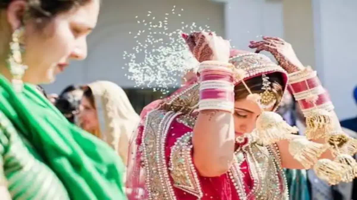 Indian Marriage: દીકરીની વિદાય વખતે ચોખા ફેંકવા પાછળનું કારણ ખબર છે? ખૂબ જ સરસ છે આ વિધિ