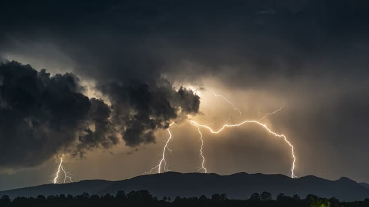 people killed in lightning incidents across Bihar  lightning incidents across Bihar  lightning incidents Bihar people killed  lightning incidents Bihar  bihar lightning  bihar lightning death  ഇടിമിന്നലേറ്റ് മരണം  ബിഹാറിൽ ഇടിമിന്നൽ  ഇടിമിന്നൽ  ഇടിമിന്നൽ ബിഹാർ  ഇടിമിന്നൽ  ബിഹാറിൽ മഴ മുന്നറിയിപ്പ്  മഴ ബിഹാർ  മഴ ഇടിമിന്നൽ മുന്നറിയിപ്പ് ബിഹാർ  ബിഹാർ  Bihar