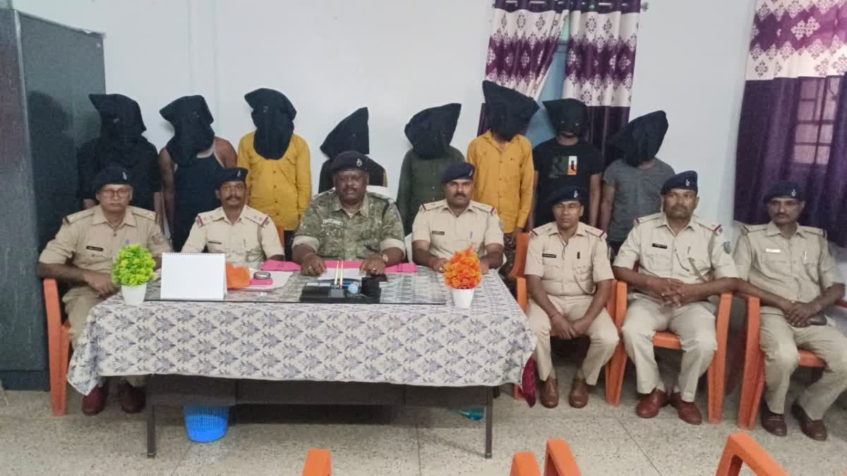 Gumla Crime Raidih police arrested eight smugglers
