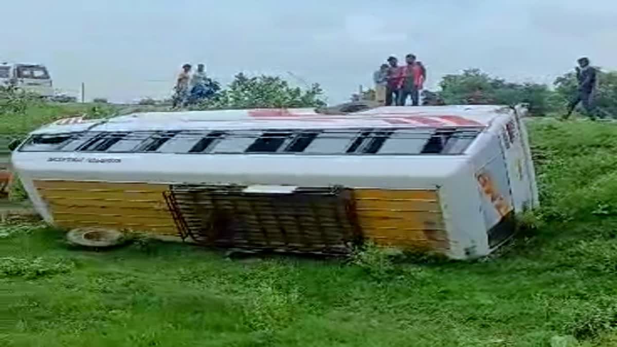 गया में यात्री बस पलटी