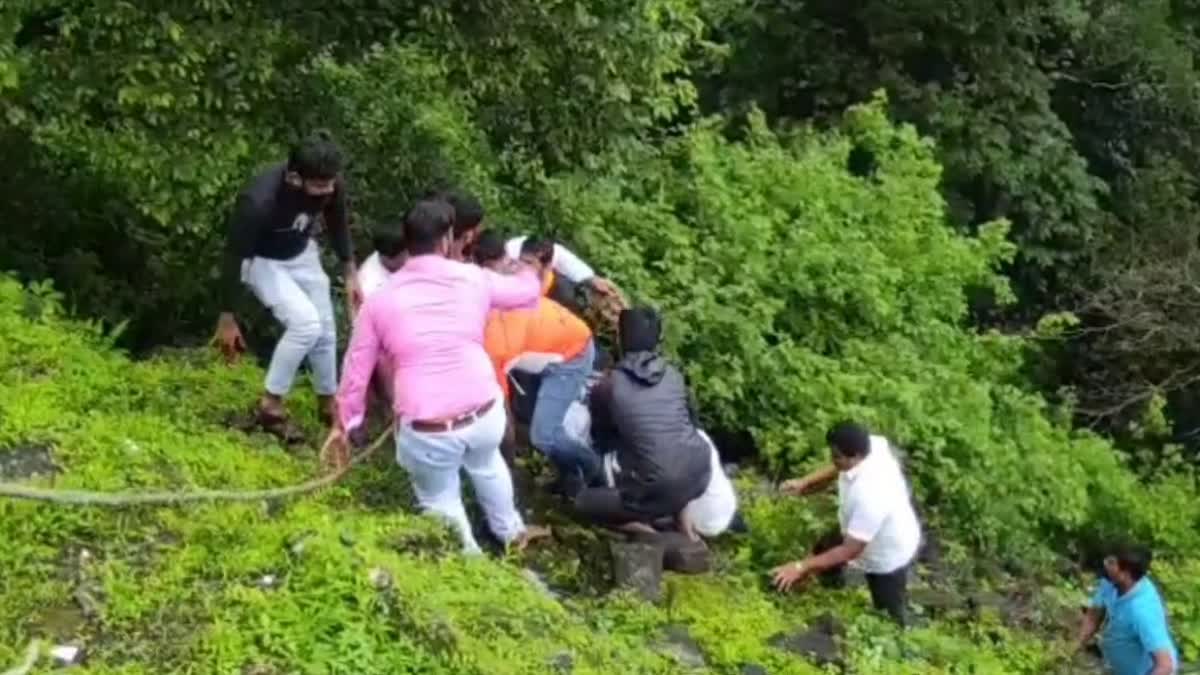 hindu-youths-rescued-a-man-who-fell-into-a-ditch-at-agumbe-ghat-in-shivamogga