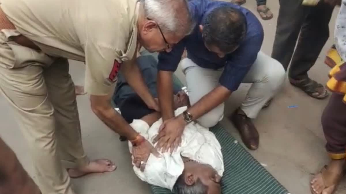 police-tried-to-save-the-patient-life-by-giving-cpr-when-he-had-a-heart-attack-in-dakor