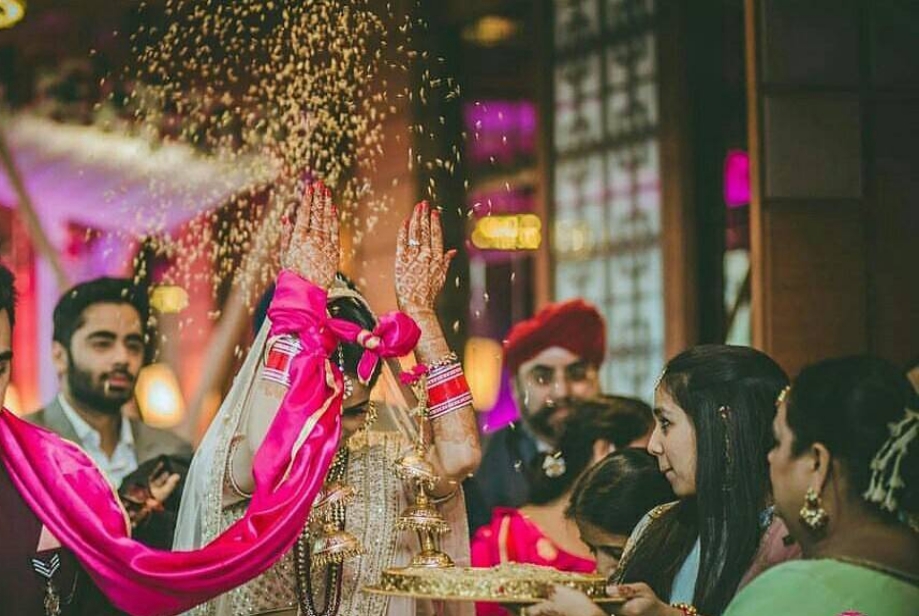 Indian Marriage: દીકરીની વિદાય વખતે ચોખા ફેંકવા પાછળનું કારણ ખબર છે? ખૂબ જ સરસ છે આ વિધિ