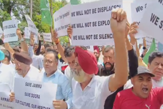 جموں میں پی ڈی پی کارکنان کا حکومت کی پالیسیوں کے خلاف احتجاج
