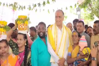 Harish rao Visit Participate in Lal Darwaza Bonalu