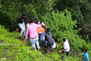 hindu-youths-rescued-a-man-who-fell-into-a-ditch-at-agumbe-ghat-in-shivamogga