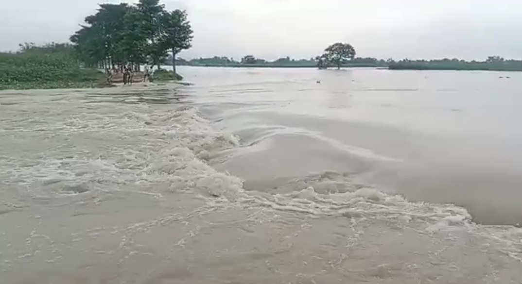 बाढ़ से सड़क संपर्क टूटा