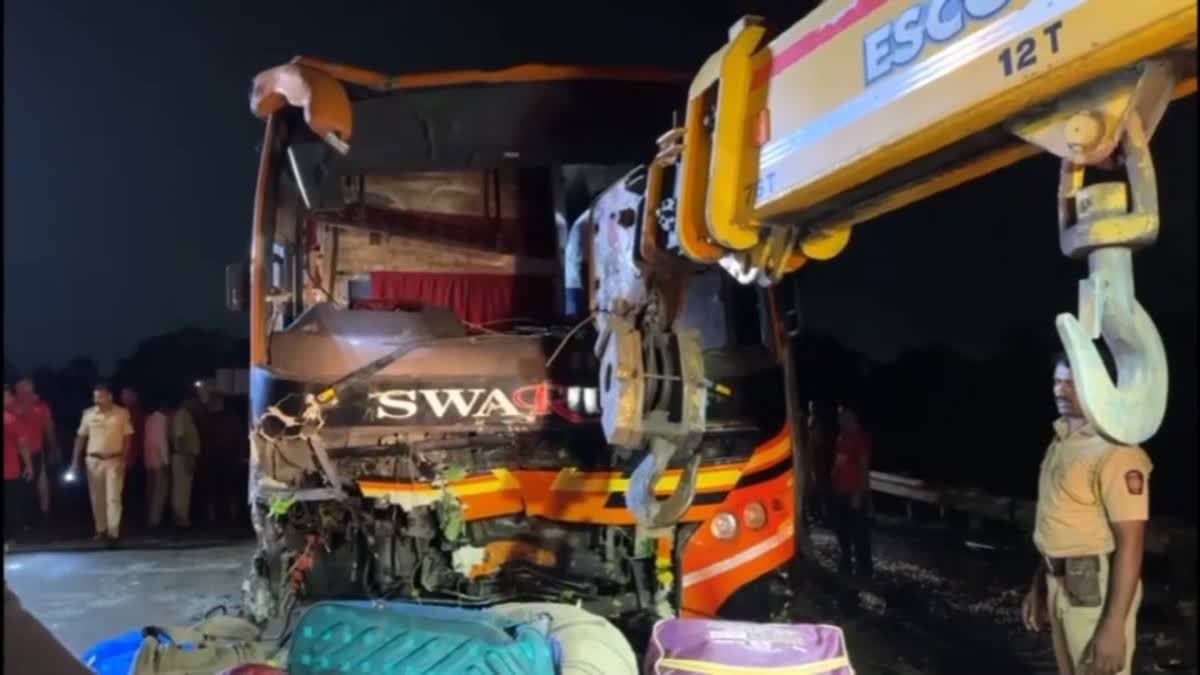 MUMBAI EXPRESS HIGHWAY ACCIDENT  MUMBAI ROAD ACCIDENT  ബസും ട്രാക്‌ടറും കൂട്ടിയിടിച്ചു  മുംബൈയിൽ വാഹനാപകടം