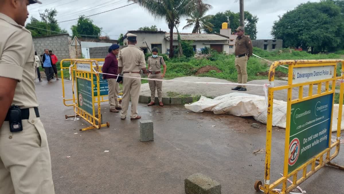 ಘಟನಾ ಸ್ಥಳದಲ್ಲಿ ಪೊಲೀಸರು ಪರಿಶೀಲಿಸಿದರು.