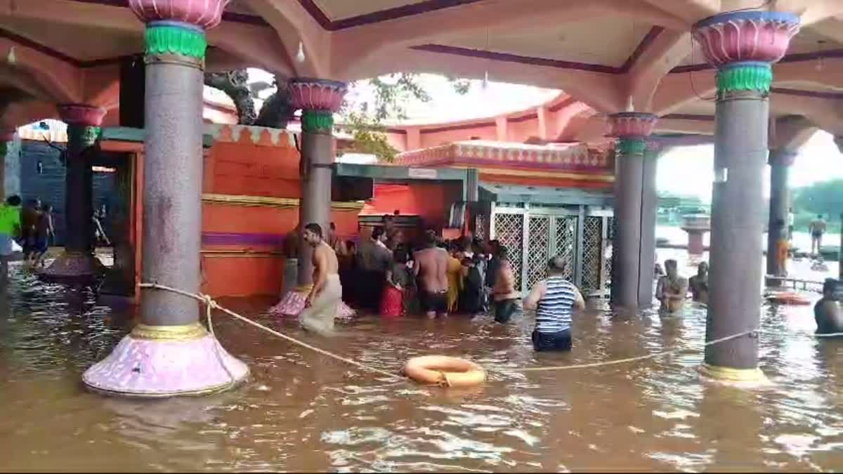 ನರಸಿಂಹವಾಡಿ ದತ್ತ ಮಂದಿರ ಜಲಾವೃತಗೊಂಡಿರುವುದು.