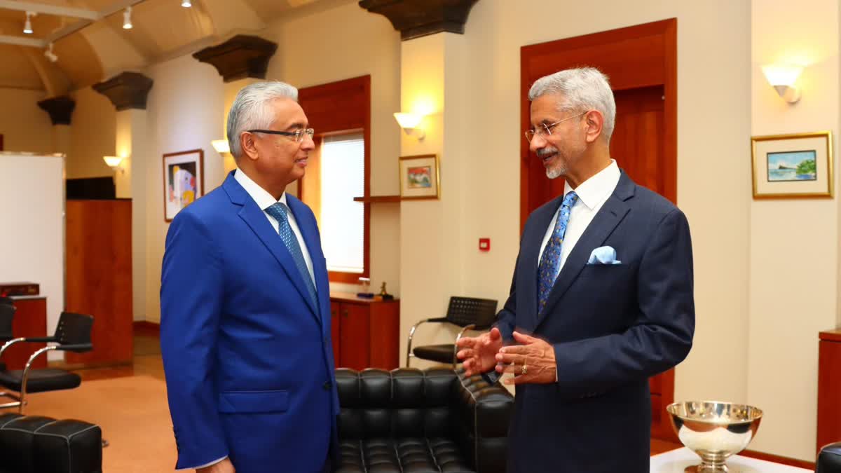 Mauritius Prime Minister Kumar Jugnaut (Left) and EAM Jaishankar (Right)