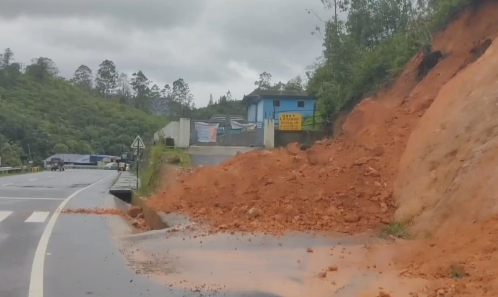 மூணாறு பகுதியில் நிலச்சரிவு