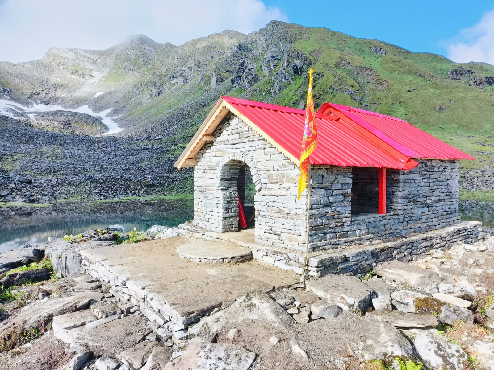 Temple built near Devi Kund in Bageshwar