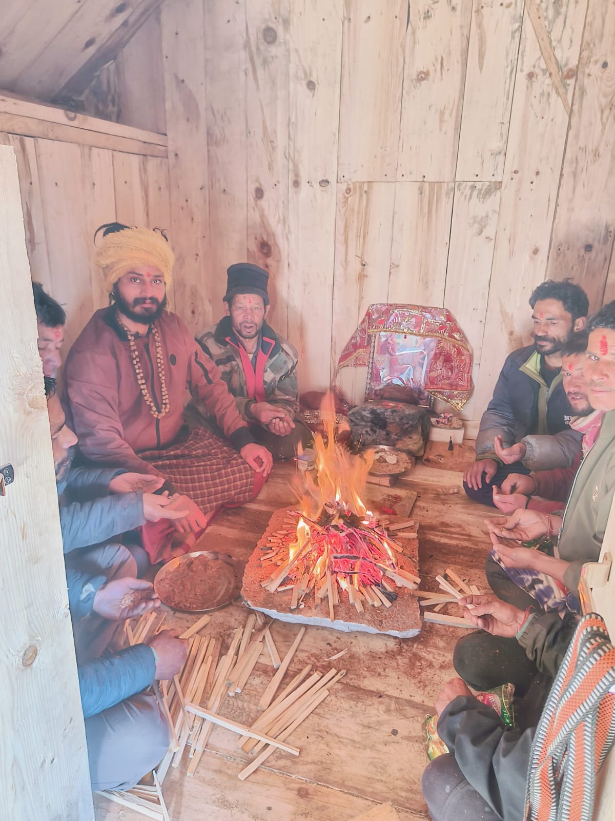 Yogi Chaitanya Akash performing puja