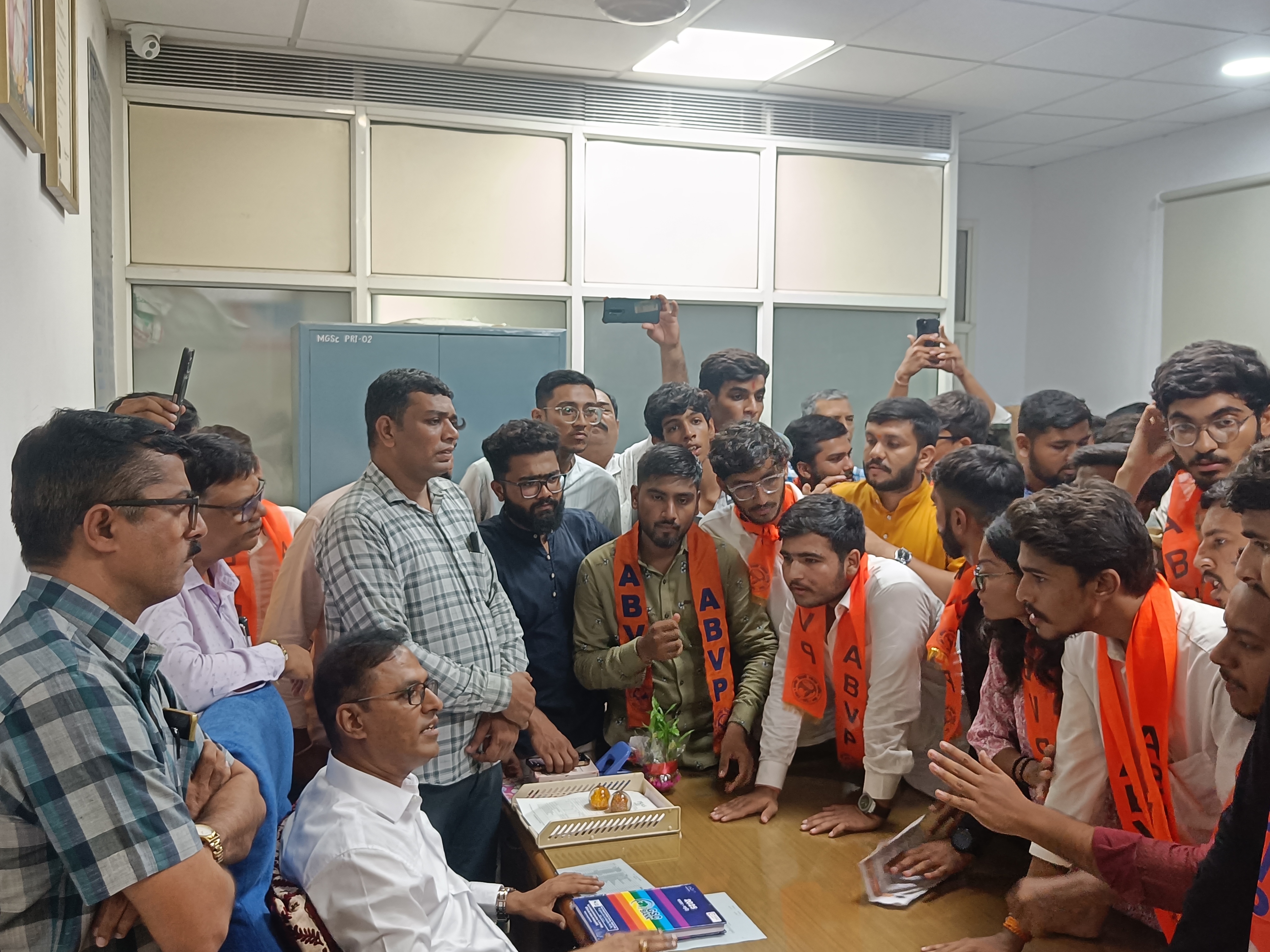 ABVP દ્વારા ફી વધારાના મુદ્દે ઉગ્ર રજૂઆત