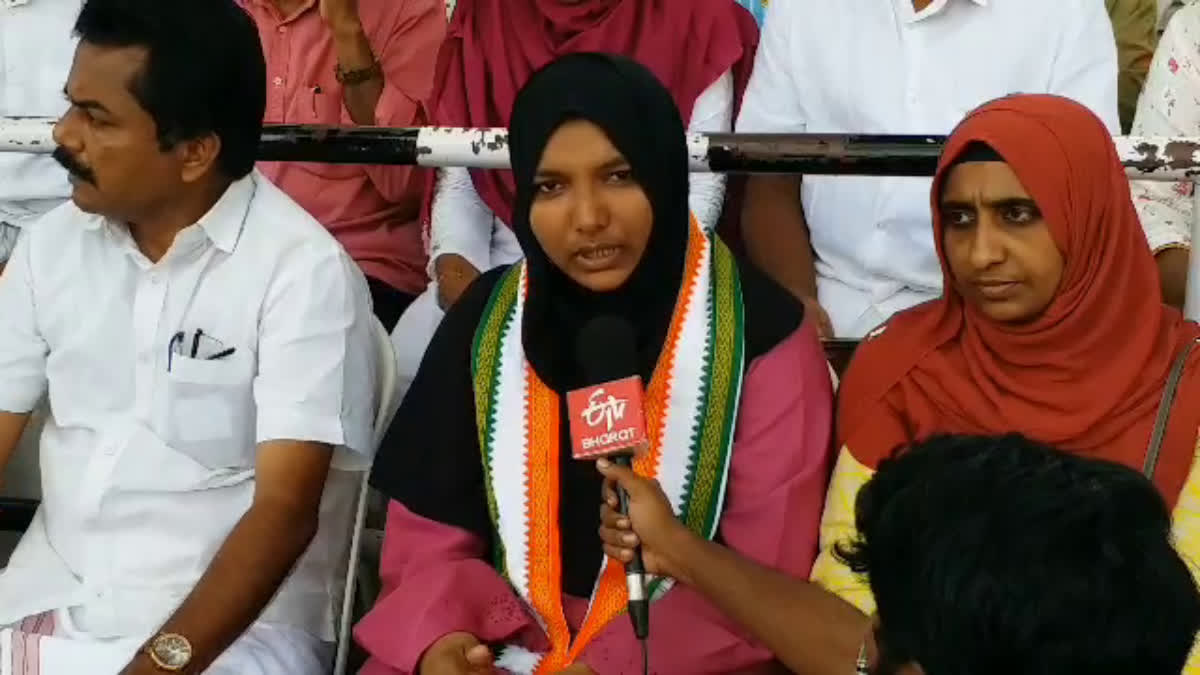 Scissors in stomach  Scissors got stuck in the stomach  Harshina started protest in front of secretariat  Harshina protest in front of secretariat  Harshina protest  വയറ്റിൽ കത്രിക കുടുങ്ങിയ സംഭവം  സമരവേദി മാറ്റി ഹർഷിന  സെക്രട്ടറിയേറ്റിനു മുൻപിൽ എത്തി ഹർഷിന  ഹർഷിന  സെക്രട്ടറിയേറ്റിന് മുൻപിലേക്ക് സമരം മാറ്റി ഹർഷിന  Harshina started strike  കെപിസിസി പ്രസിഡന്‍റ് കെ സുധാകരൻ  കെ കെ രമ എംഎൽഎ  പാളയം ഇമാം വി പി സുഹൈബ് മൗലവി  ഹർഷിനയ്‌ക്ക് ഐക്യദാർഢ്യം